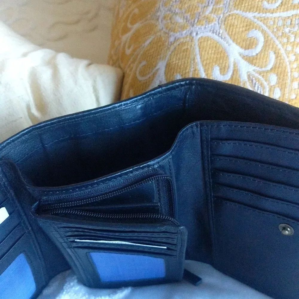 Gorgeous Black Woven Leather Wallet - Picture 9 of 16